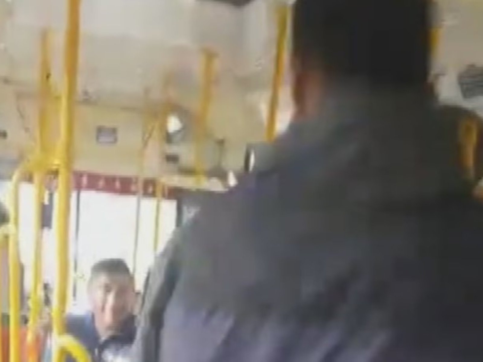 un chofer discutió con un pasajero, sacó un cuchillo y amenazó con apuñalarlo