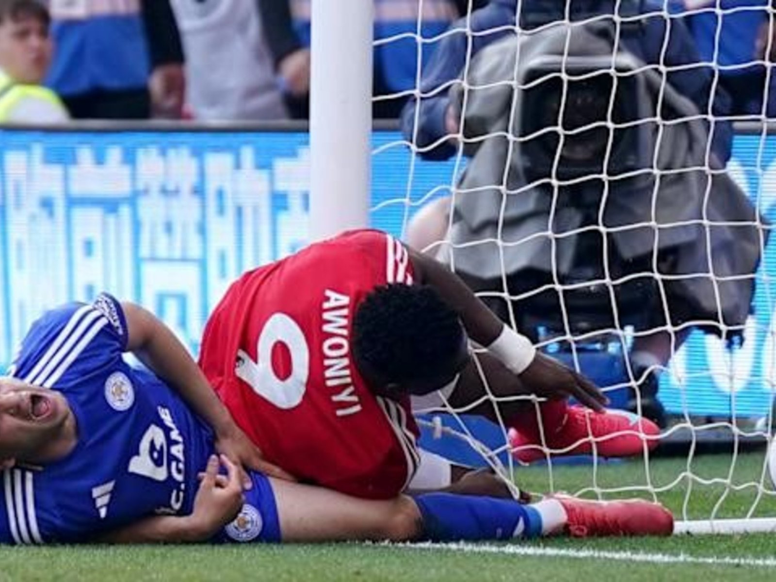 un jugador del Nottingham está internado en coma inducido tras una lesión en un partido que pudo haber sido mortal