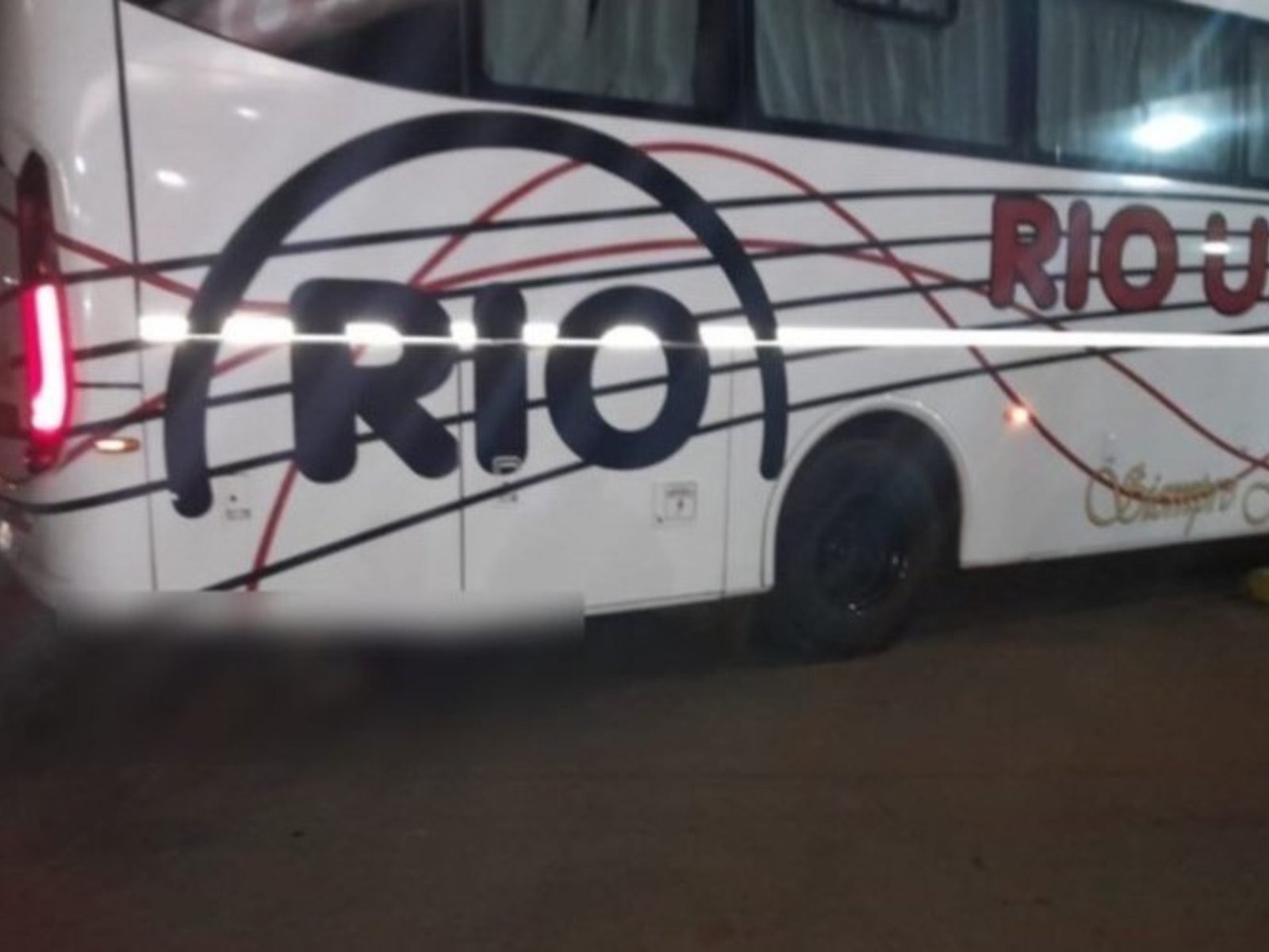un micro llegó a la terminal y descubrieron que llevaba a un muerto debajo de la carrocería