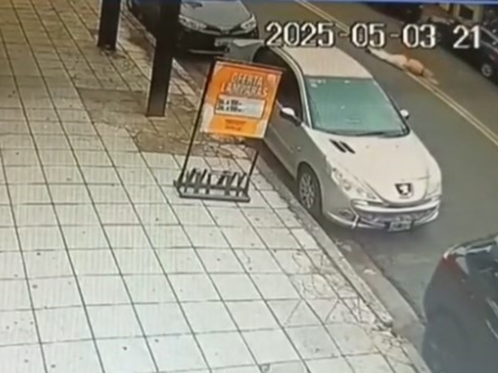 una mujer fue arrastrada más de 100 metros por un ladrón que le robó el auto a la salida del colegio