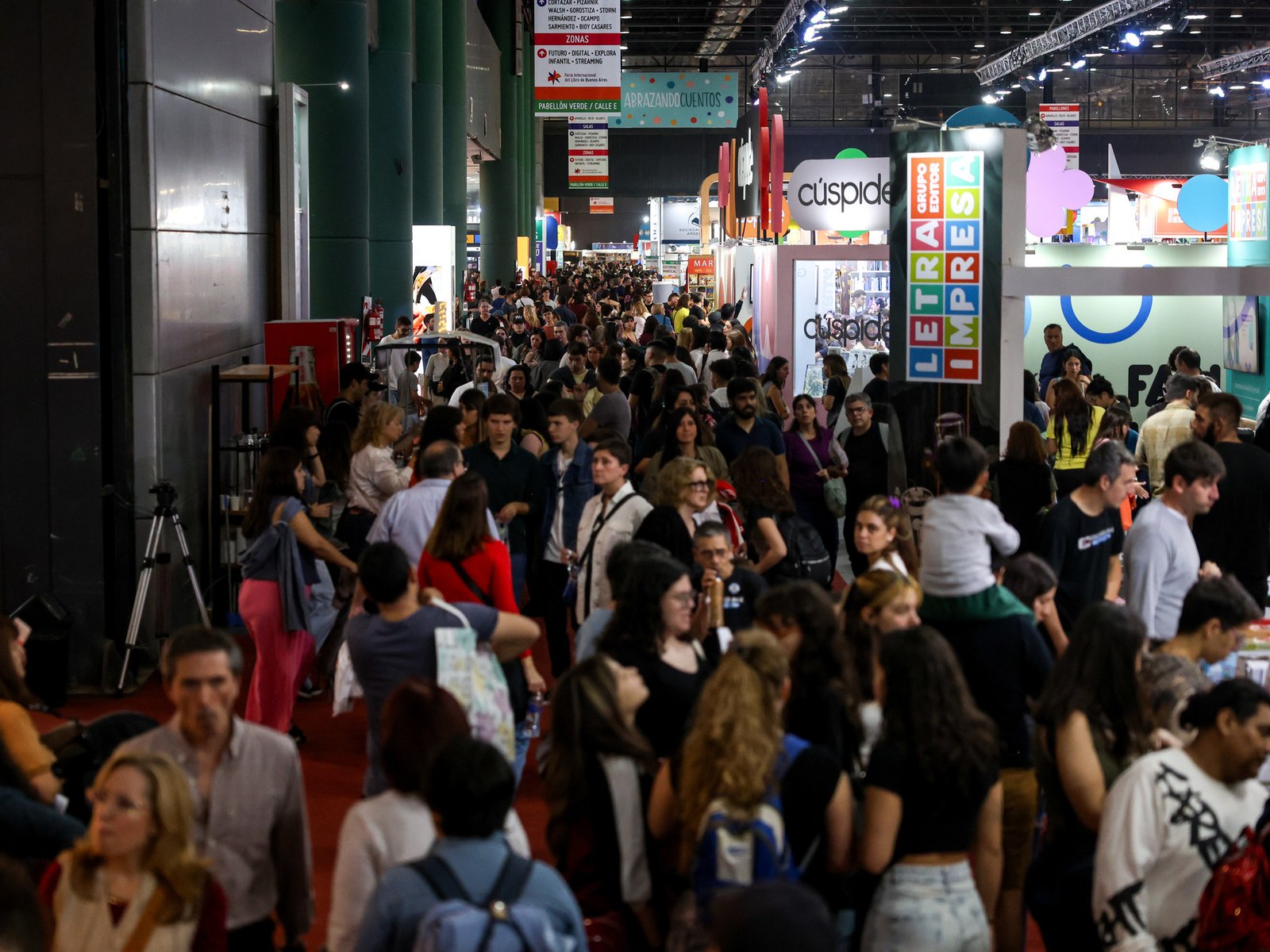 ¡Furor por la Feria del Libro! Dos días a pleno, con stands llenos y ventas que entusiasman