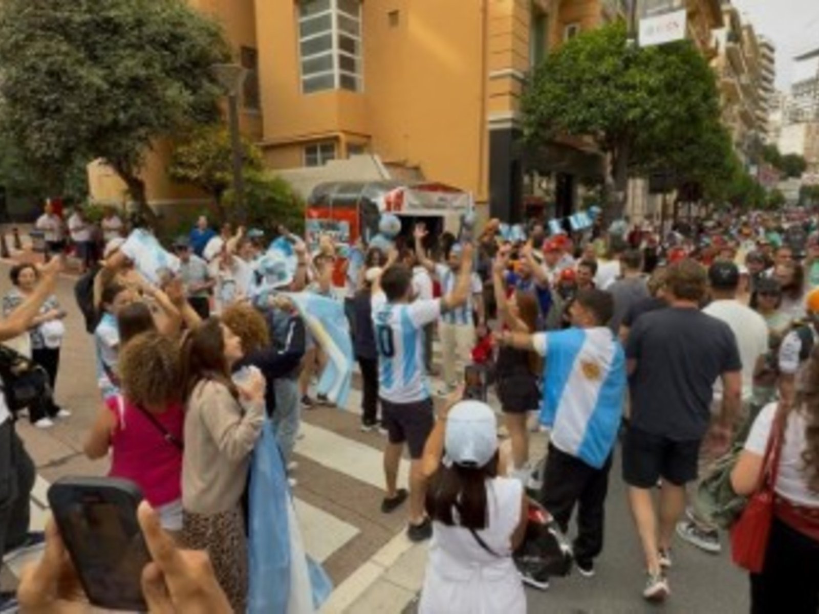 “¡Qué de la mano de Colapinto, todos la vuelta vamos a dar!”
