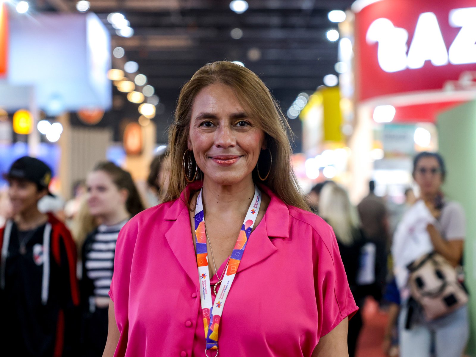 ¿quién es la locutora que anuncia las actividades desde hace 26 años?