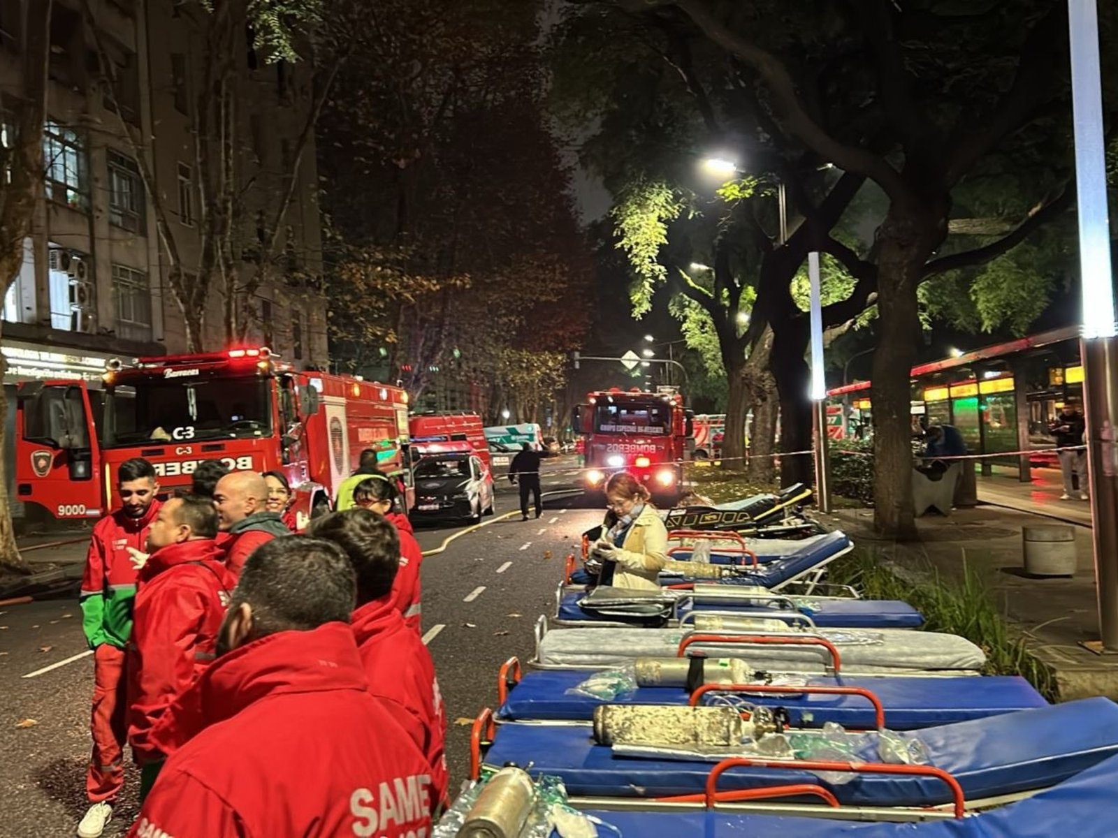 40 familias evacuadas y doce dotaciones de bomberos trabajan para controlar las llamas
