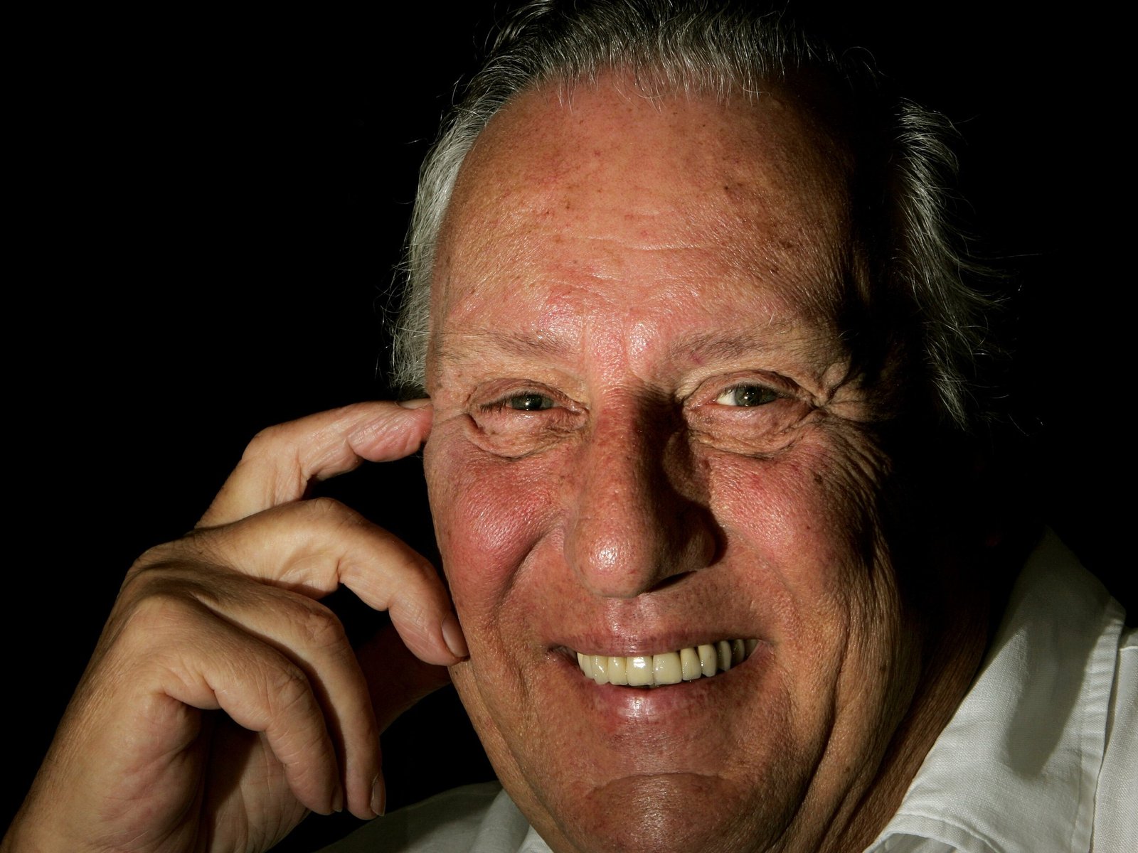 A los 86 años murió Frederick Forsyth, el escritor y espía inglés que retrató el submundo de la inteligencia en novelas ya clásicas como El día del Chacal