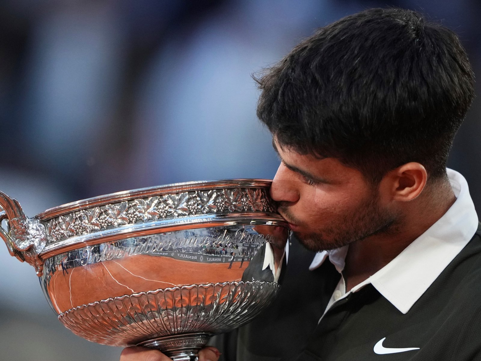 Alcaraz le ganó a Sinner y gritó campeón en Roland Garros en una final eterna con emociones a granel y tenis de alto voltaje