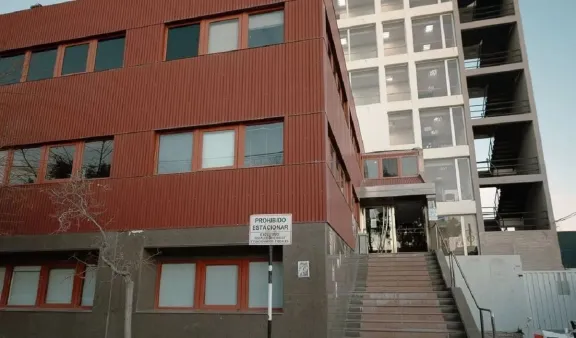 Alerta en escuela: denuncian a un hombre por sacar fotos a menores de edad desde la reja