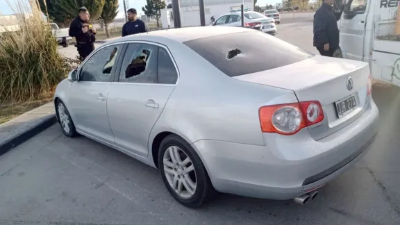 Atacaron a cascotazos un auto y le agujerearon todos los vidrios en estación de servicio de Trelew.
