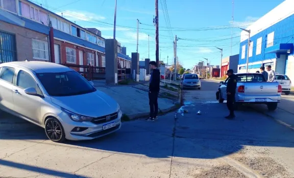 Auto hace “un trompo” y termina sobre la vereda de una casa tras violento choque con camioneta