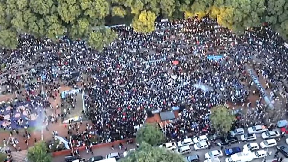 Banderazo en Parque Lezama en apoyo de Cristina | La expresidenta pidió que la manifestación sea allí y no frente a su departamento