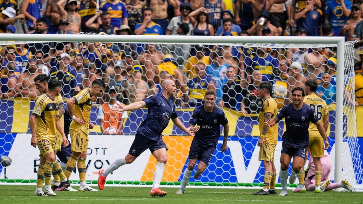 Christian Gray, del Auckland City, celebra su gol ante el Boca Juniors este martes.