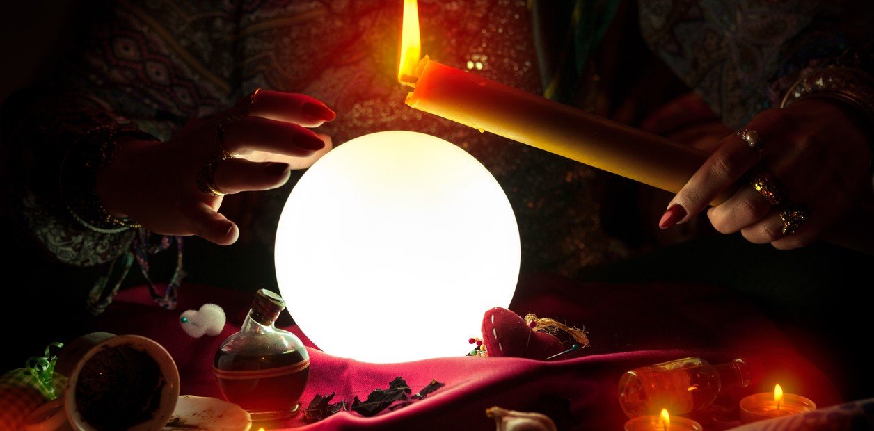 Brujas influencers:
crece el insólito mercado de pedir hechizos por redes sociales