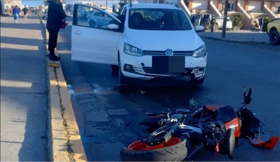 Chocó contra un auto mientras hacía maniobras peligrosas y terminó con fracturas
