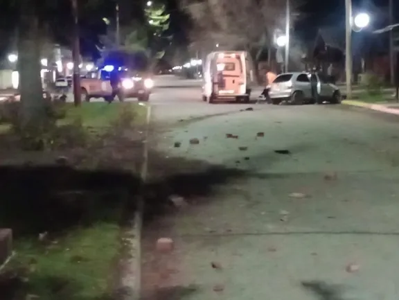 Choque en el centro: un auto terminó contra un monumento y un poste de luz