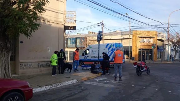 Comodoro: un motociclista cayó tras ser rozado por otro vehículo y terminó hospitalizado