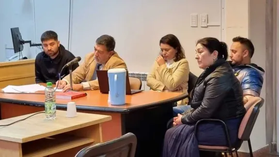 Condenaron a dos hermanos y su madre por estafar a una abuela