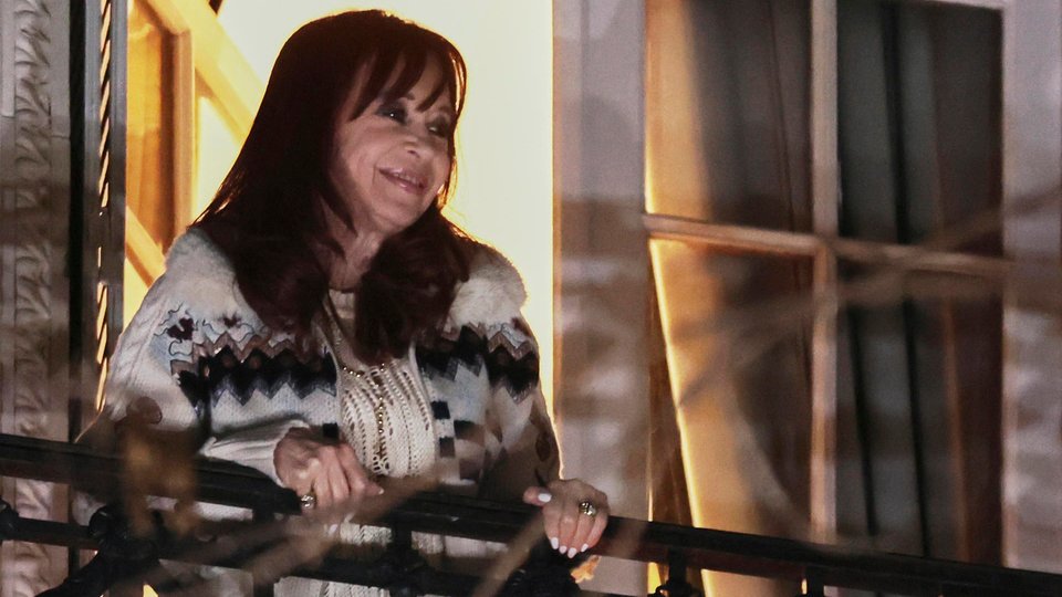 Cristina Kirchner criticó a Patricia Bullrich por el megaoperativo de seguridad frente a su departamento | La expresidenta pidió que el banderazo se haga en Parque Lezama