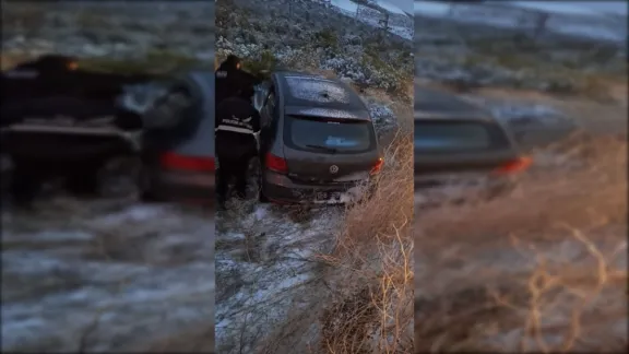 Despiste en la Ruta 26: un auto terminó fuera del camino rumbo a Río Mayo