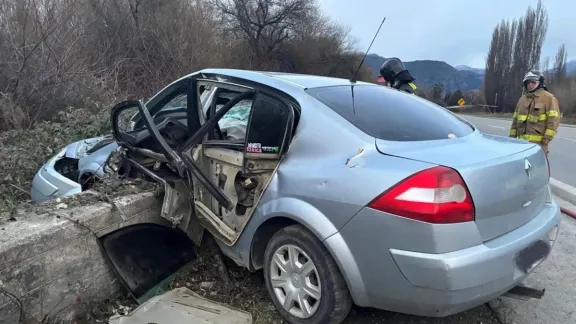 Despistó con su auto y terminó incrustado en un muro de contención