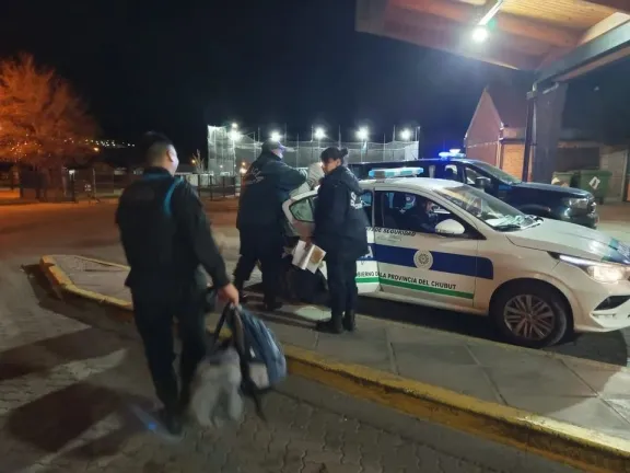 Detienen a un prófugo durante un operativo en la terminal de ómnibus