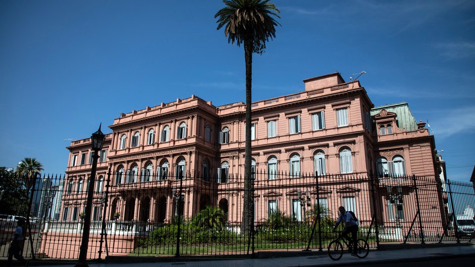 Día del Empleado Público: el Gobierno amenaza con eliminarlo por decreto | Otra provocación del portavoz