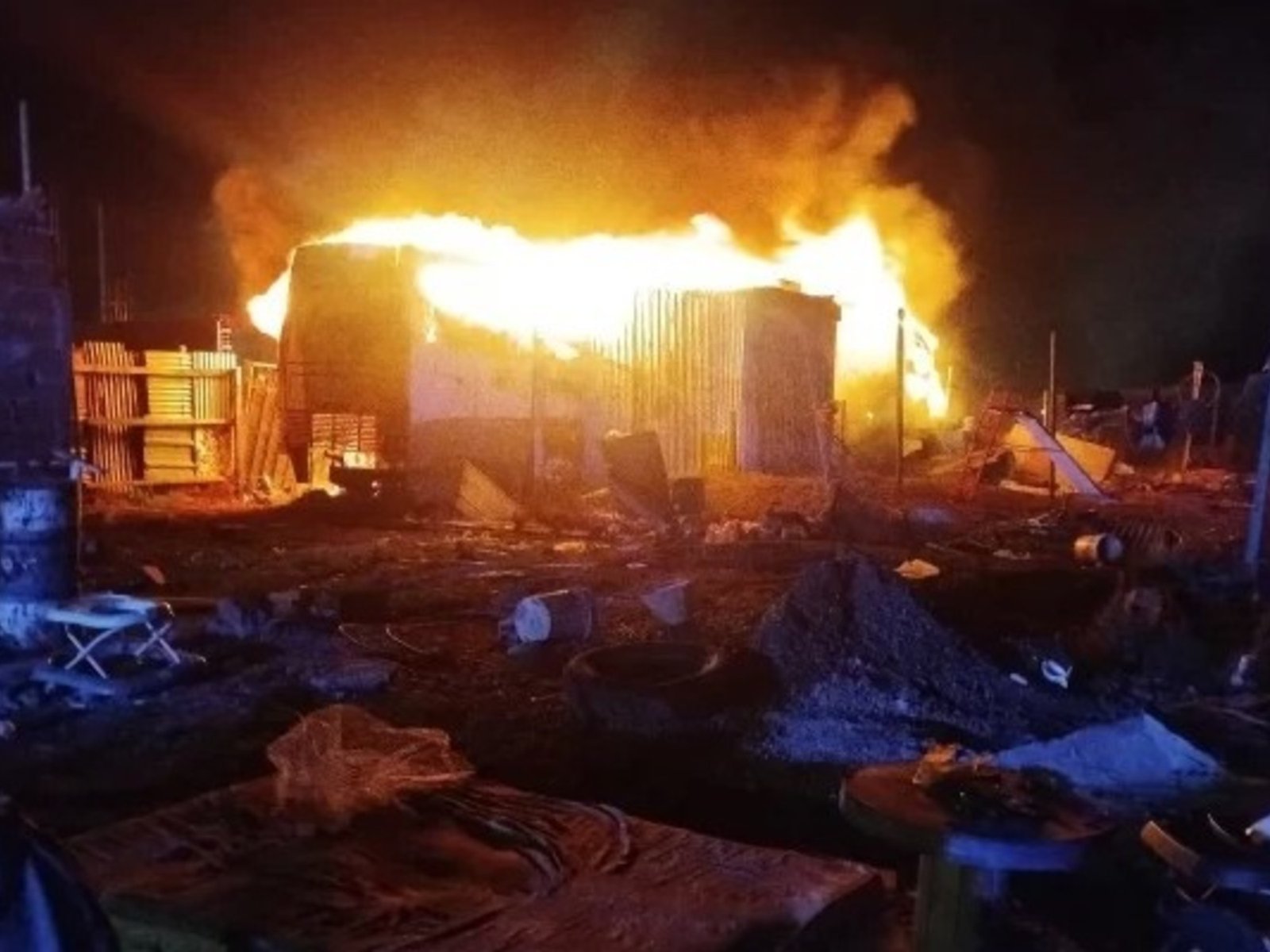Dos heridos graves por el incendio de un colectivo donde vivía una familia de 9 personas en Río Gallegos