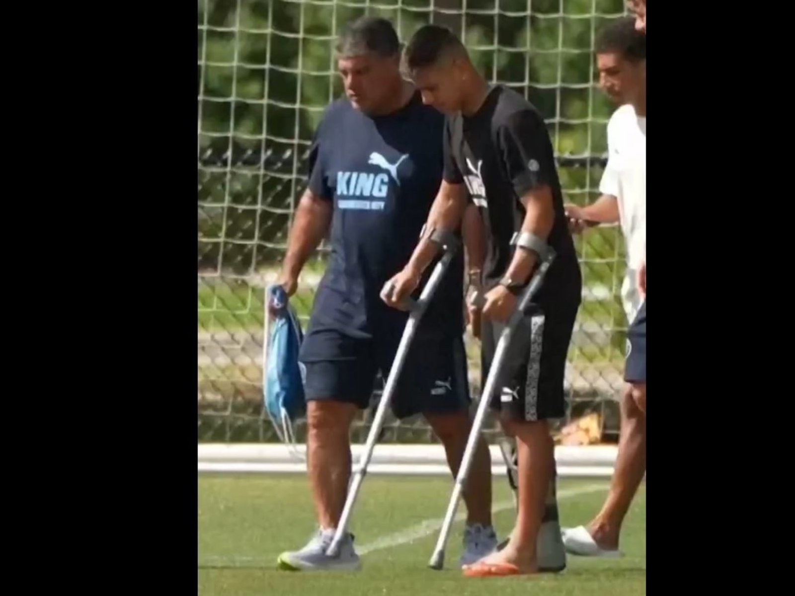 Echeverri y una preocupante imagen con bota ortopédica y muletas en el entrenamiento del Manchester City: ¿se pierde el Mundial?