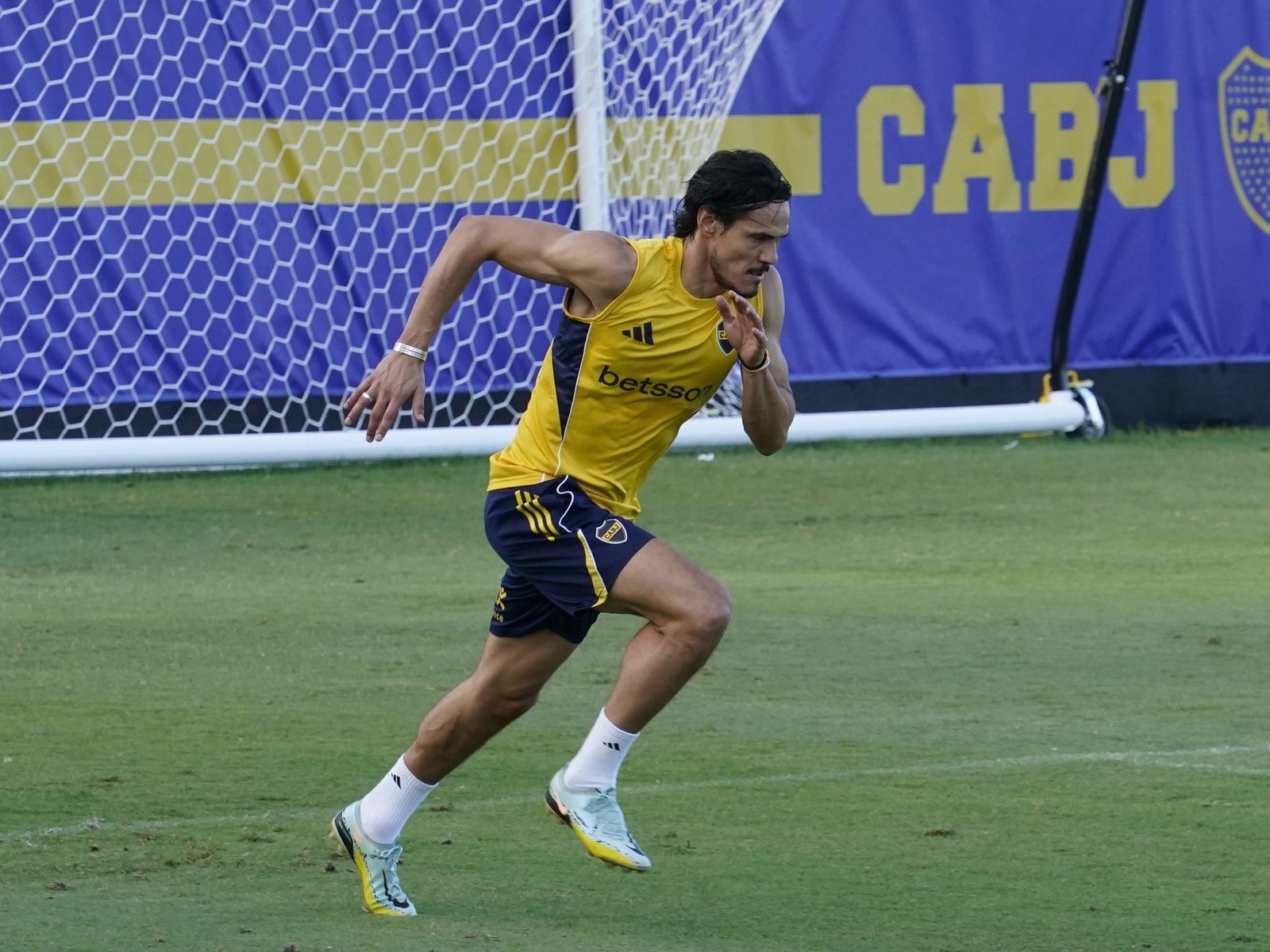 Edinson Cavani se entrenó con el grupo y esperan que tenga los goles que Boca necesita ante Auckland City para entrar a octavos