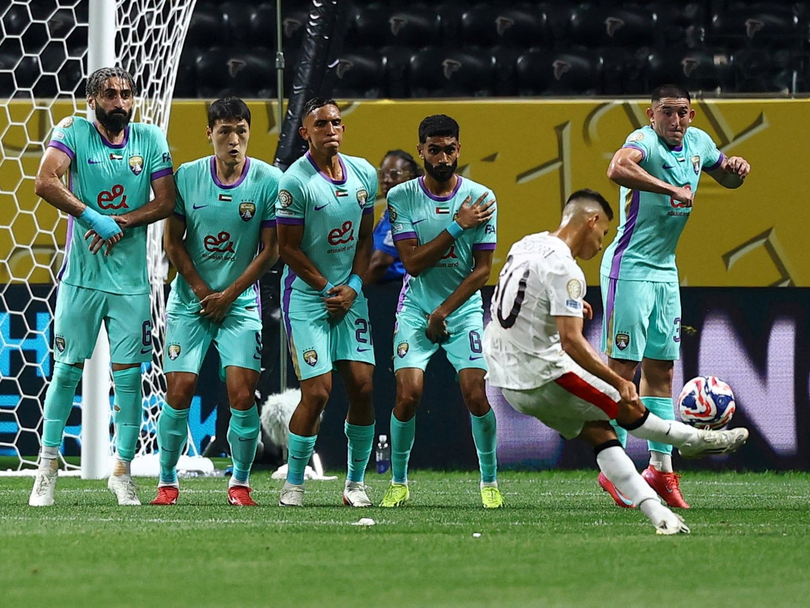 El Diablito Echeverri metió un golazo de tiro libre y pide a gritos quedarse en Manchester City