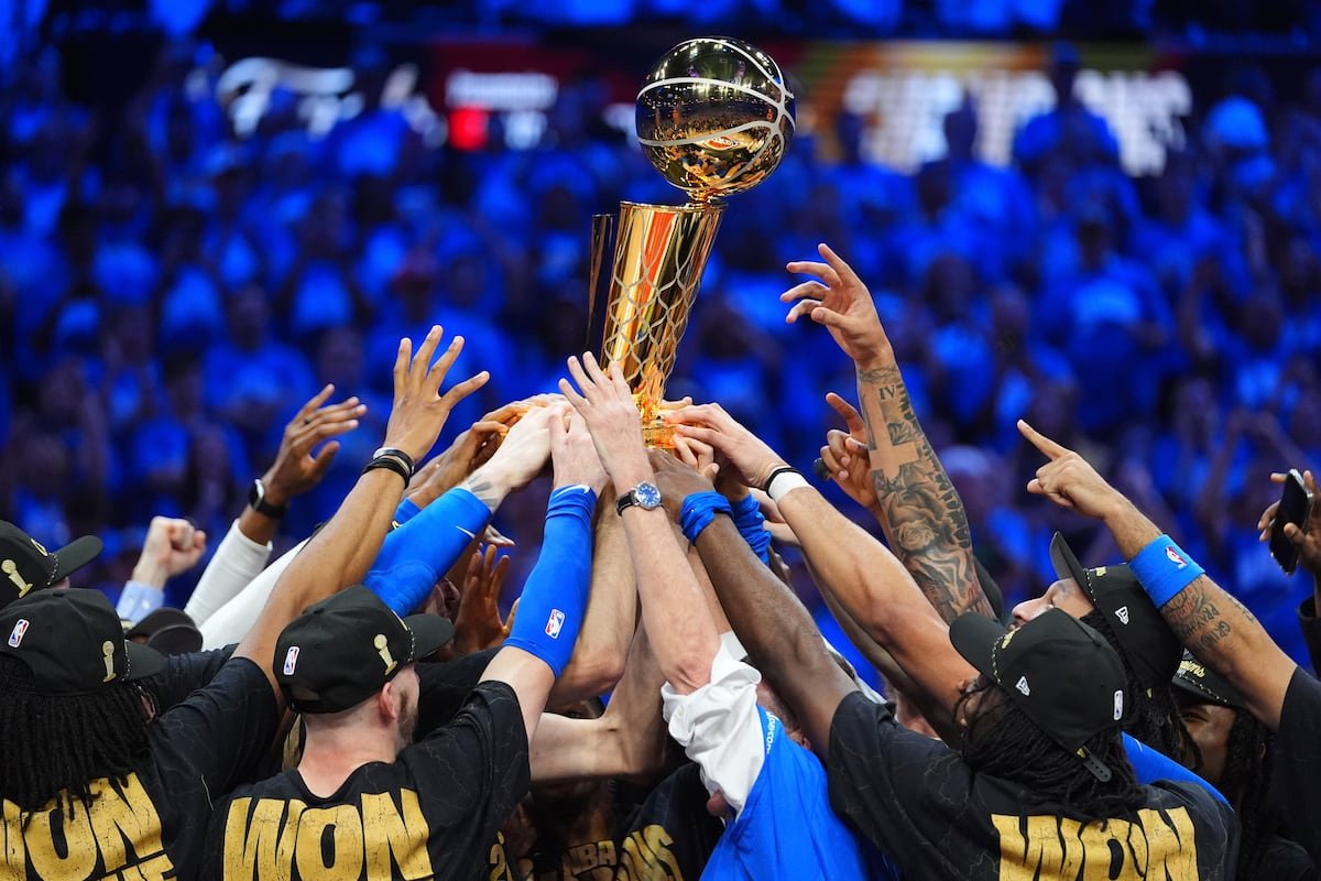 Los jugadores del Thunder levantan el trofeo Larry O'Brien tras vencer a los Pacers.