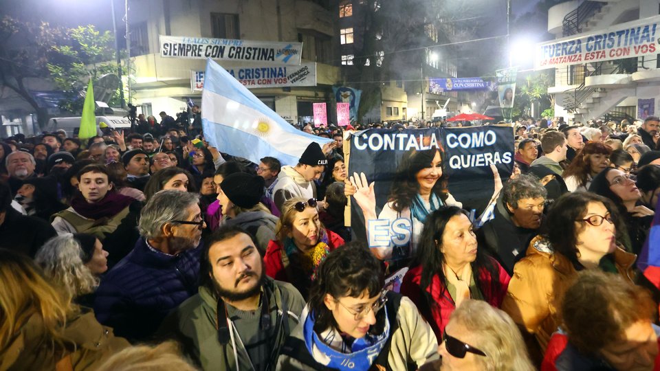El banderazo frente al balcón de Cristina Kirchner | Fue convocado para las 17