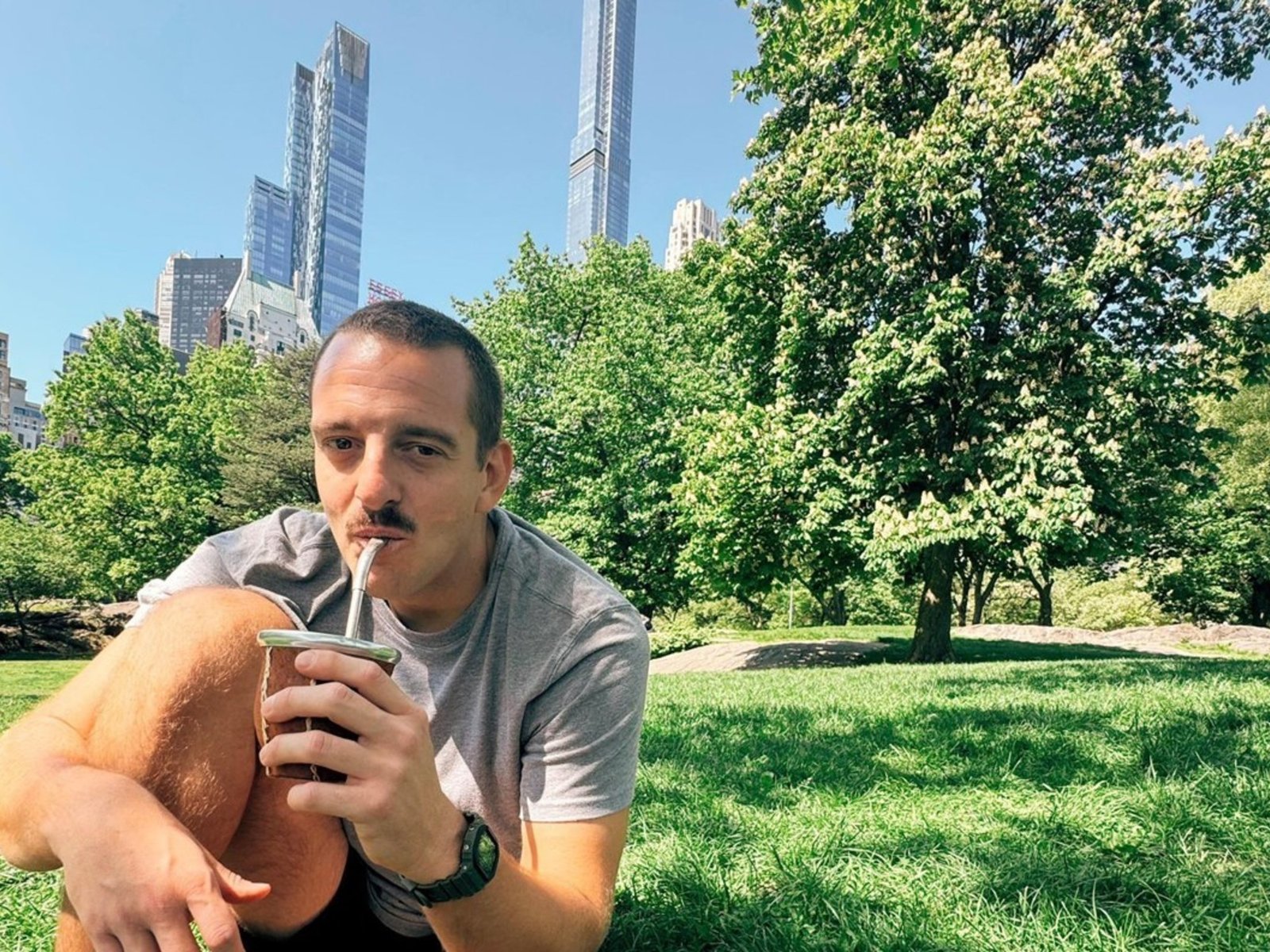 El chef argentino que la rompe con sus sándwiches de milanesa en Nueva York