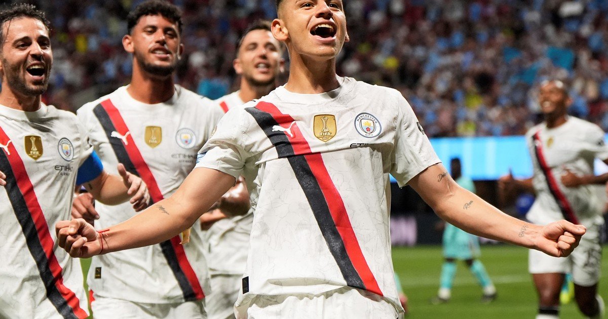 El golazo del Diablito Echeverri para el Manchester City en su primer partido como titular :: Olé