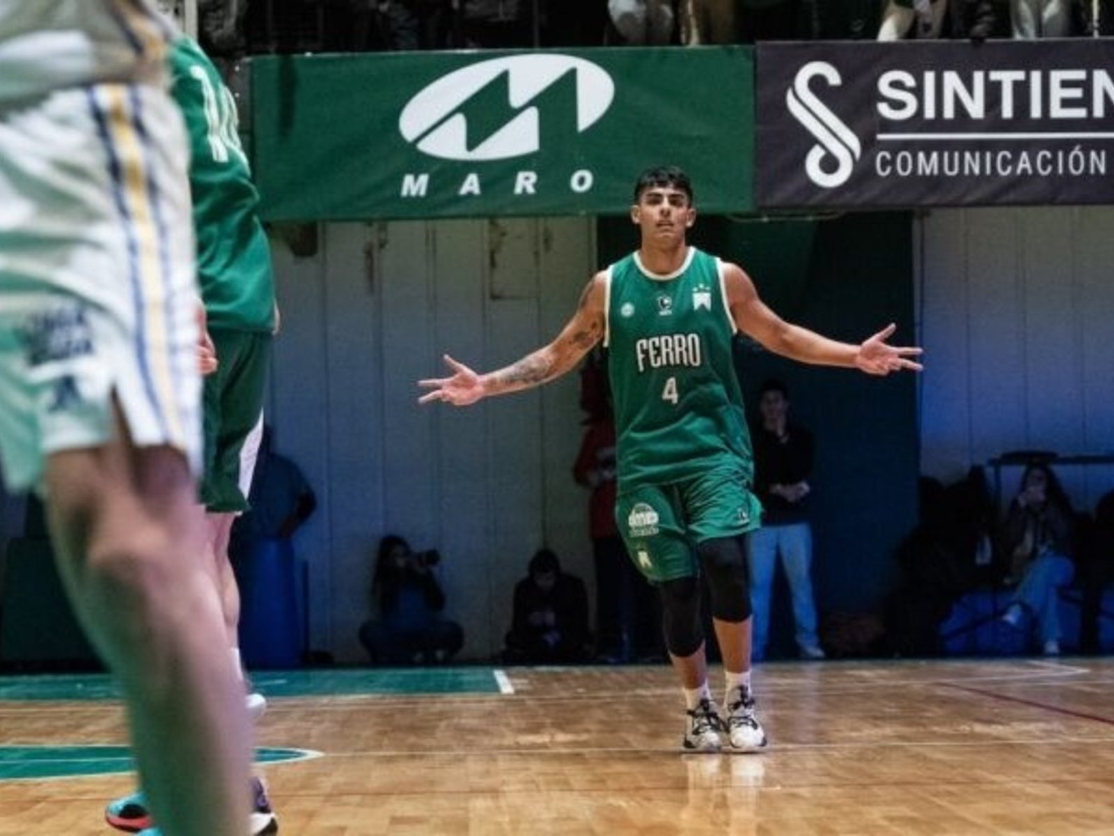 El impresionante lanzamiento de aro a aro con el que Ferro le ganó a Boca en la Liga Nacional de Básquet