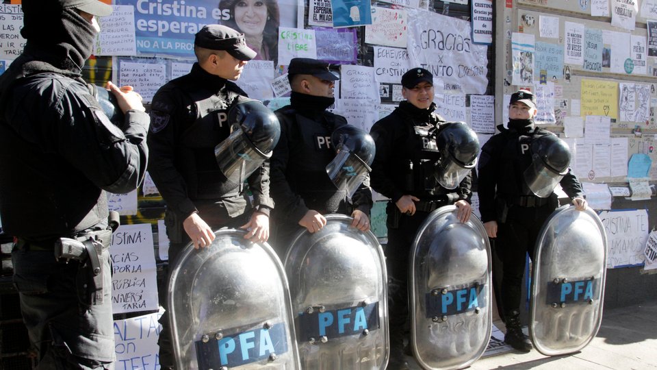 El plan del Gobierno para exiliar a Cristina | El operativo ilegal de la Federal y las provocaciones para aislar a la expresidenta