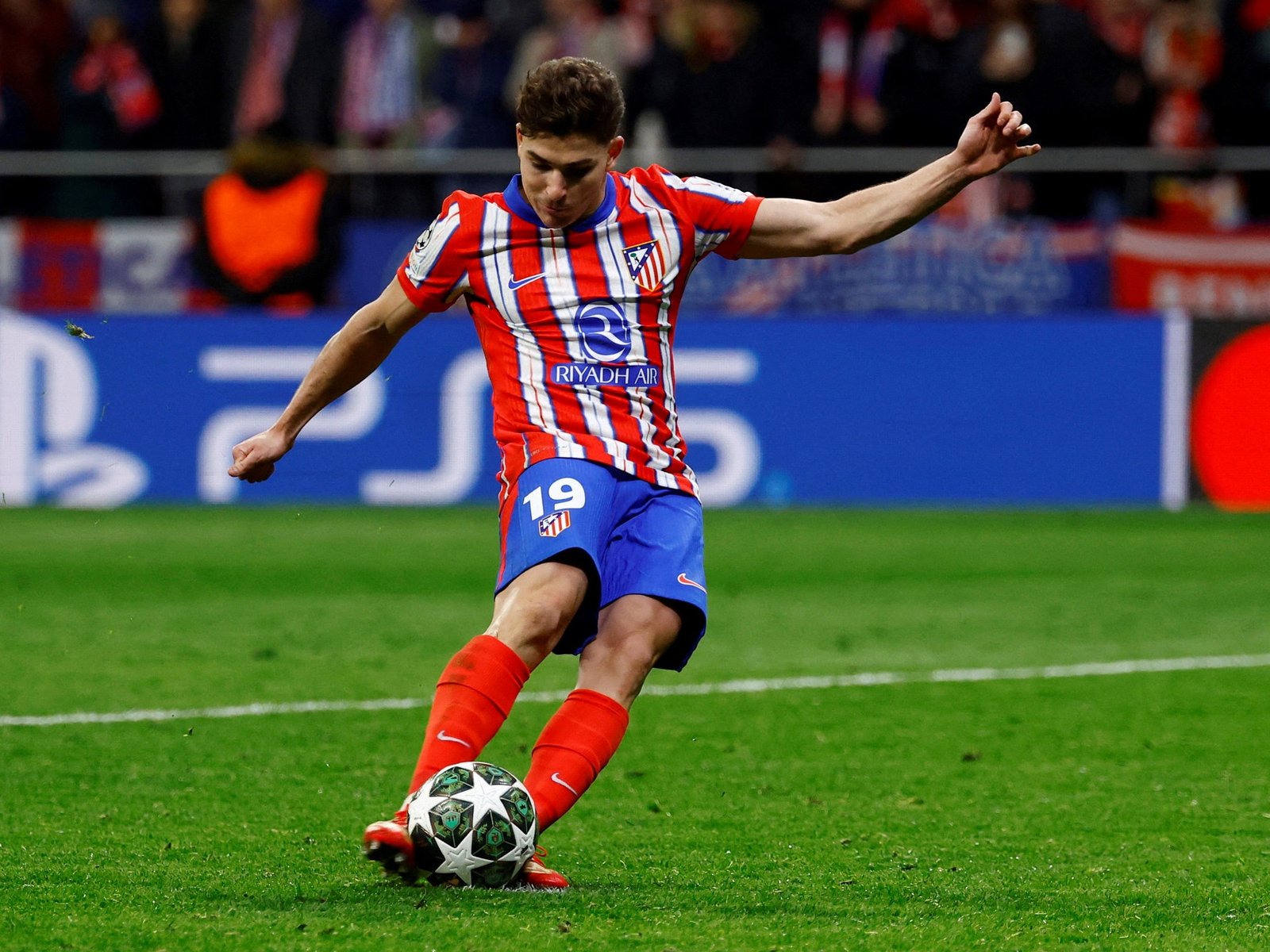 El polémico penal de Julián Álvarez contra el Real Madrid provocó un cambio de regla: ya no será anulado