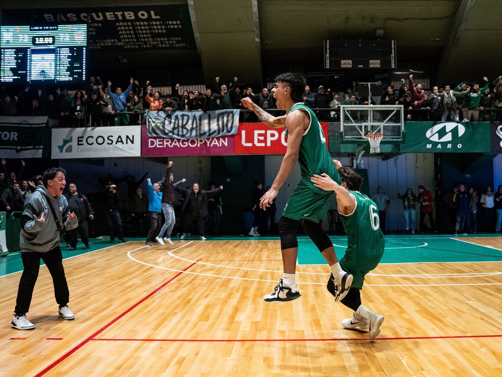 Emiliano Lezcano, el héroe del triple de aro a aro, devolvió los elogios de Manu Ginóbili a pura emoción: “Te amo”