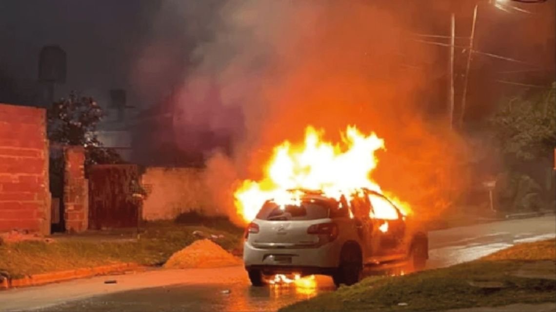 Encontraron dos cuerpos calcinados en un auto y detuvieron a cuatro sospechosos