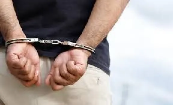 Escapó al ver a la policía y resultó tener en su poder un arma de fuego
