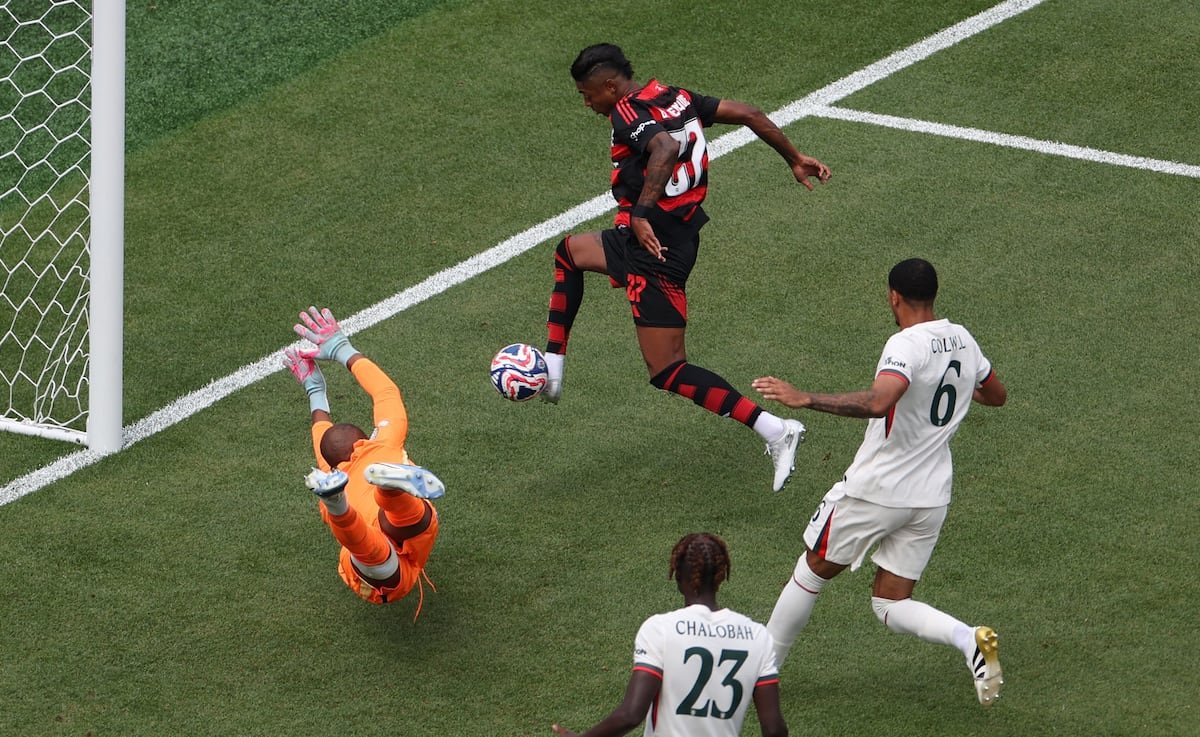 Bruno Henrique marca el primer gol ante el Chelsea.