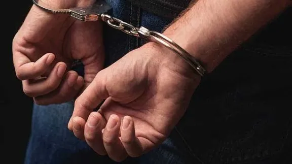 Violó dos veces en un día la restricción de acercamiento y terminó detenido