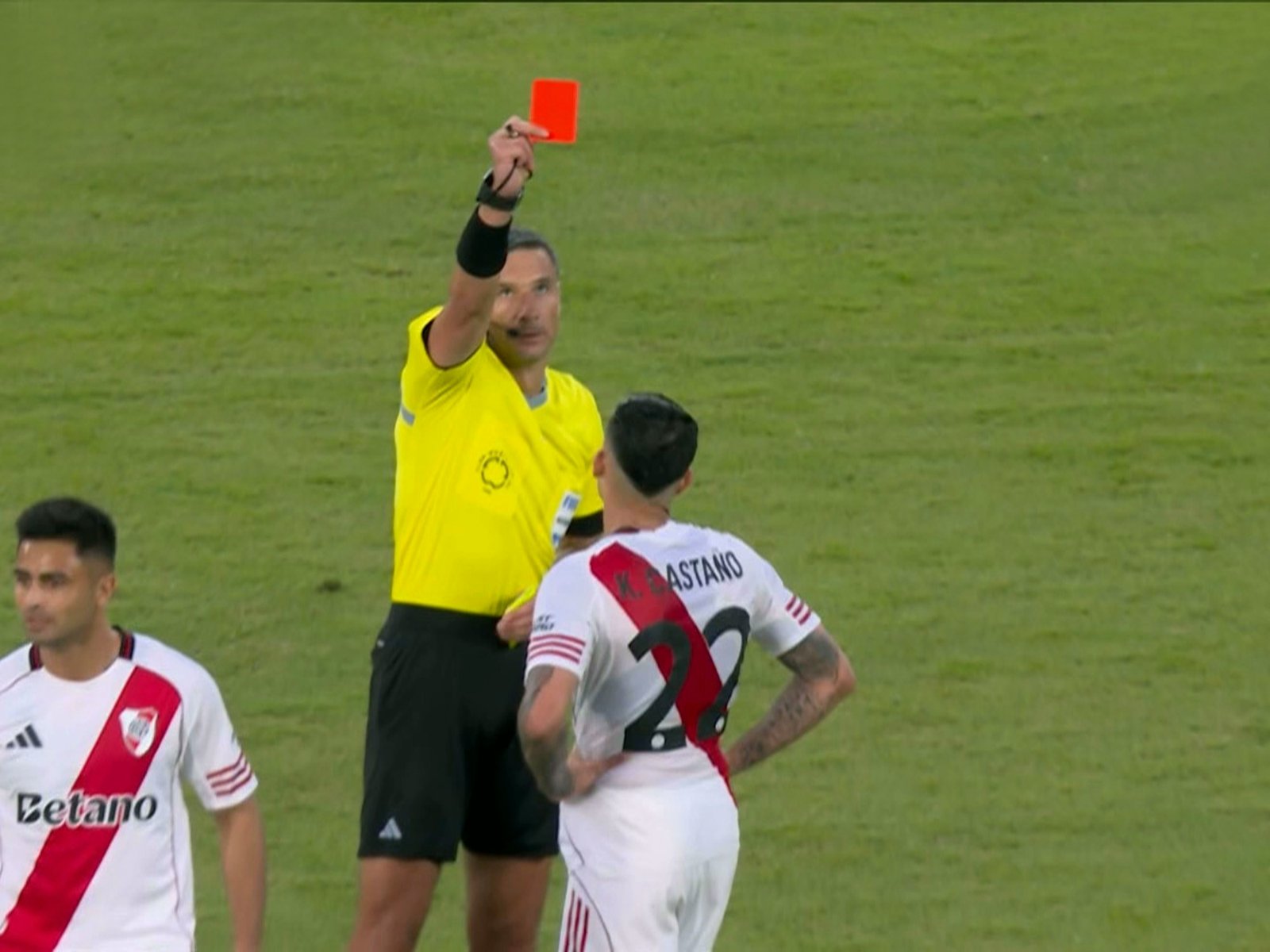 Gallardo tiene que armar un mediocampo nuevo o cambiar el sistema para jugar contra Inter