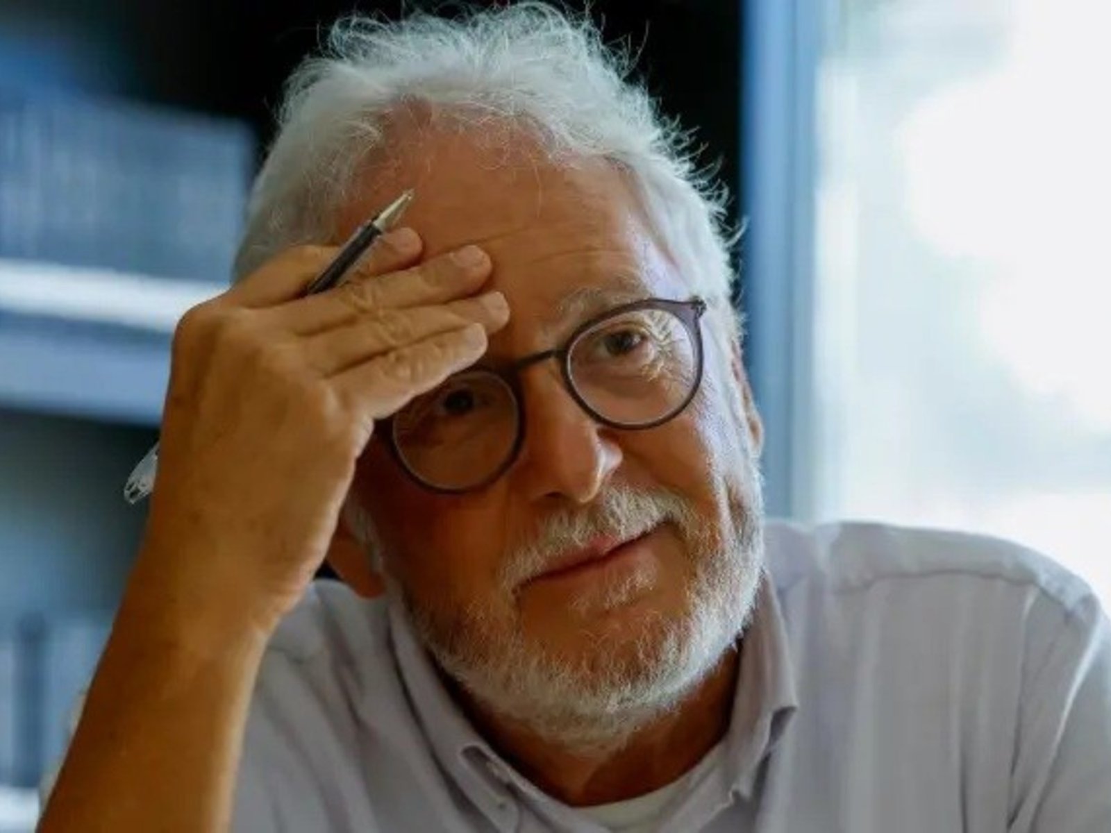 Héctor Abad Faciolince sobrevivió un ataque ruso en Ucrania y lo cuenta ahora en un libro