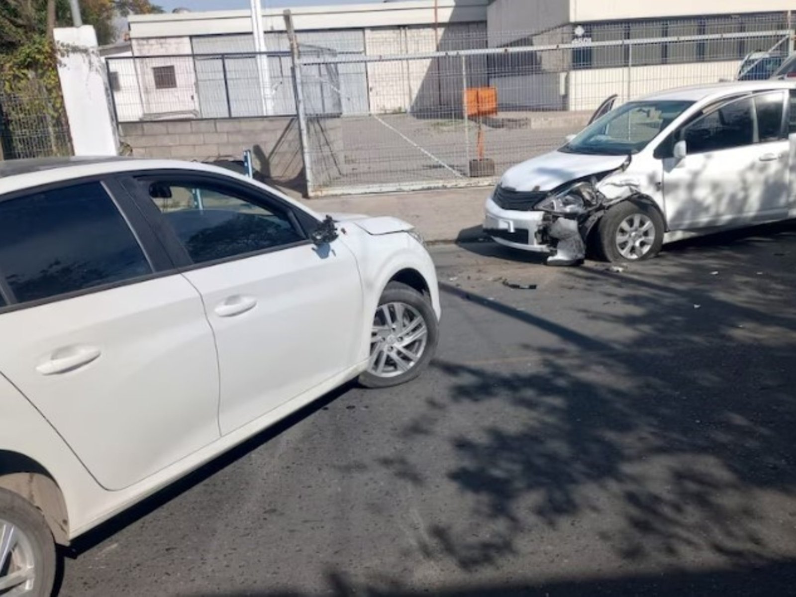 Iba en un auto con pedido de captura, escapó de un control a gran velocidad y chocó de frente tras una impactante persecución