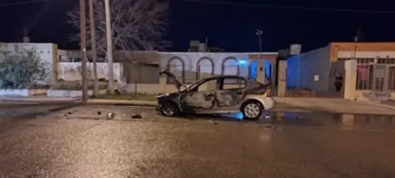 Incendio de un auto en Zona Sur: aún no se conoce al propietario ni las causas