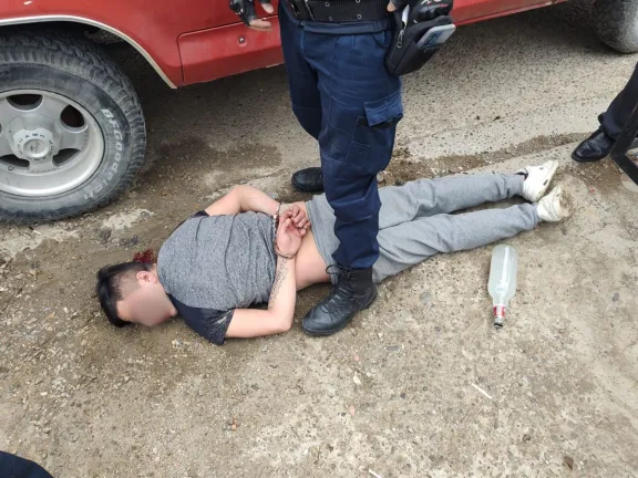 Intentó robar bebidas alcohólicas en un local y terminó reducido por vecinos