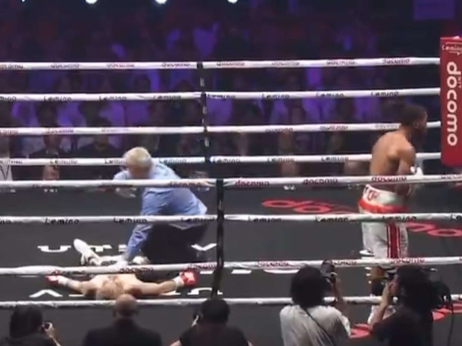 Jin Sasaki cayó, quedó inconsciente y fue retirado en camilla