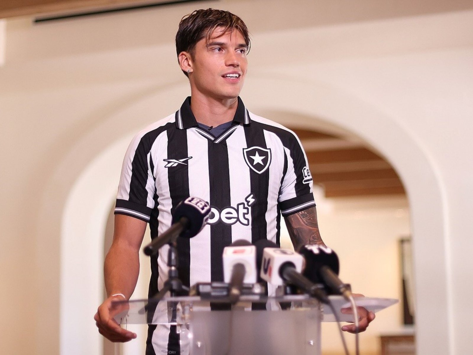 Joaquín Correa fue presentado en Botafogo para jugar el Mundial de Clubes y tuvo un insólito cruce con un periodista: “No es mi hermano”