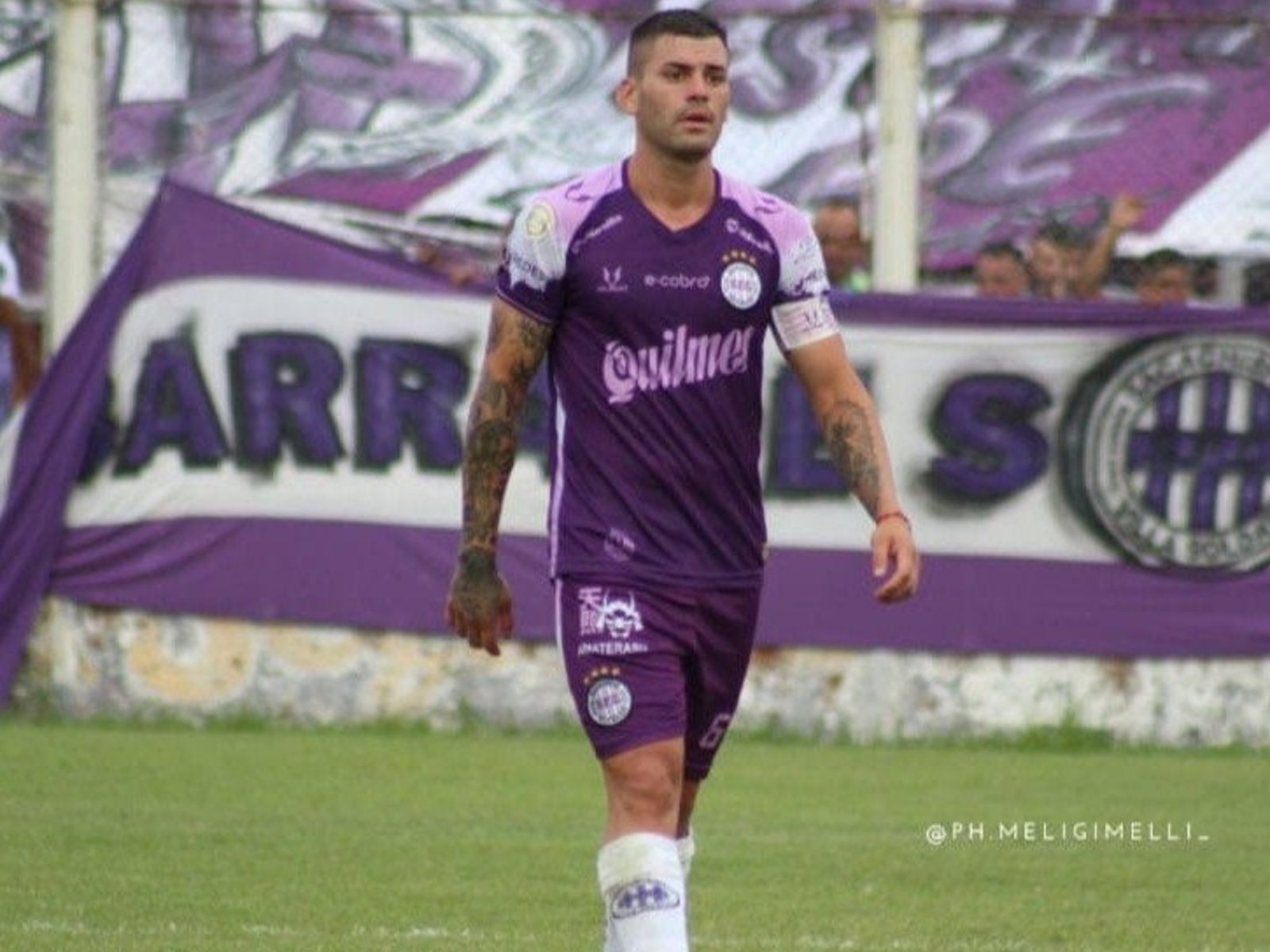 La AFA no tuvo piedad con el jugador de Sacachispas que noqueó a uno de Dock Sud en una pelea en la cancha: cuántas fechas recibió