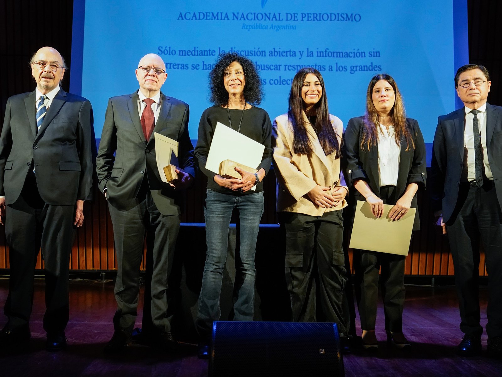 La Academia Nacional de Periodismo entregó el premio Pluma de Honor a Leila Guerriero y Jorge Fernández Díaz